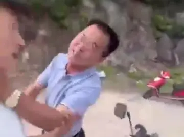 浙江义乌一干部掐人脖子？街道回应：系普通村民制止他人下水