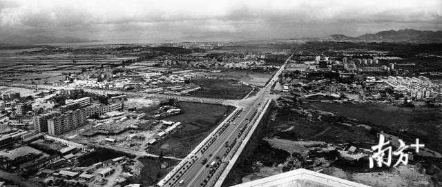 1987年，深圳市中心区原貌。图中左为福田村、岗厦村；右为中心公园、莲花山公园和田面村。