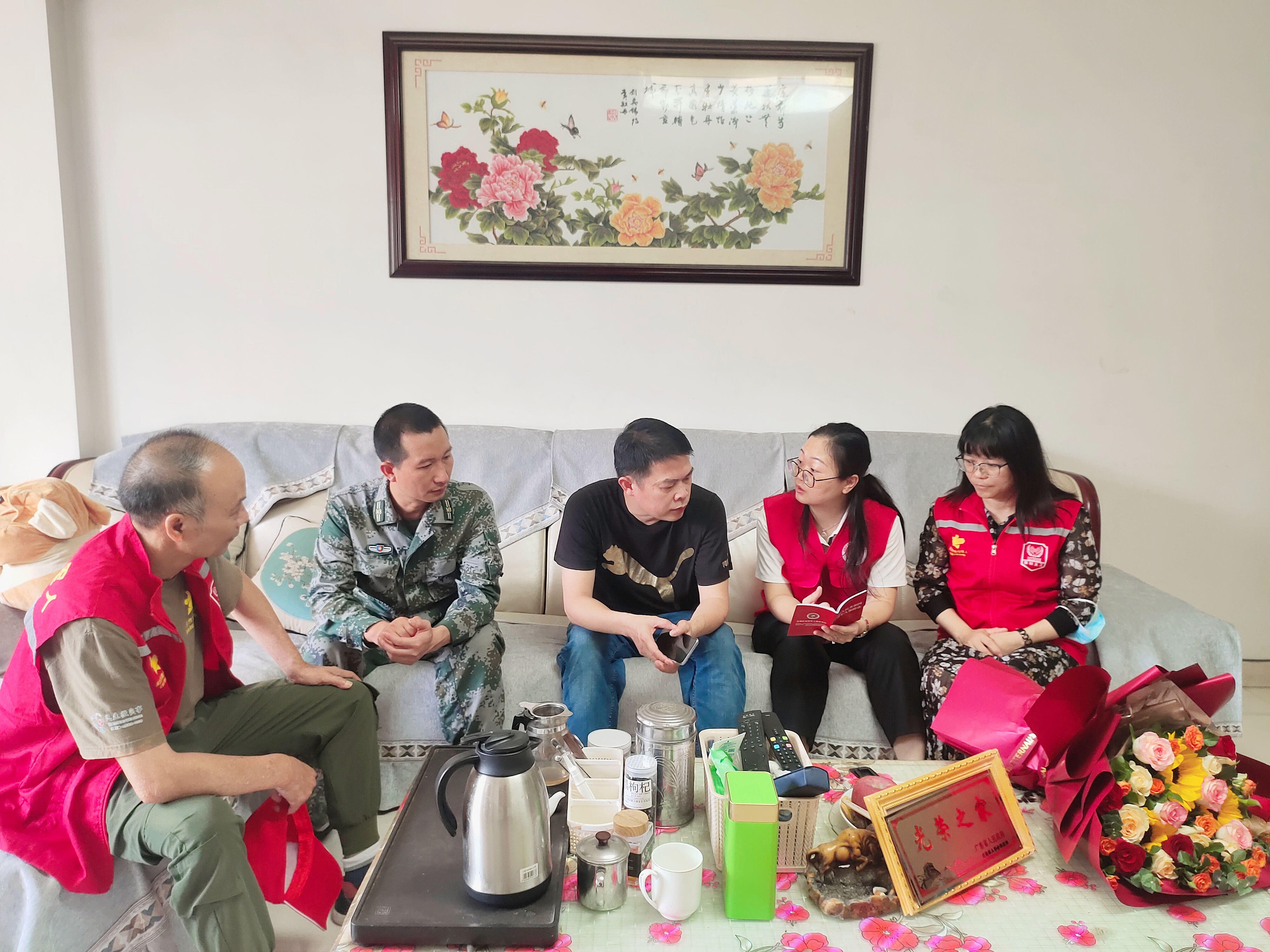 光明翠湖社区为入伍新兵家庭发放光荣牌