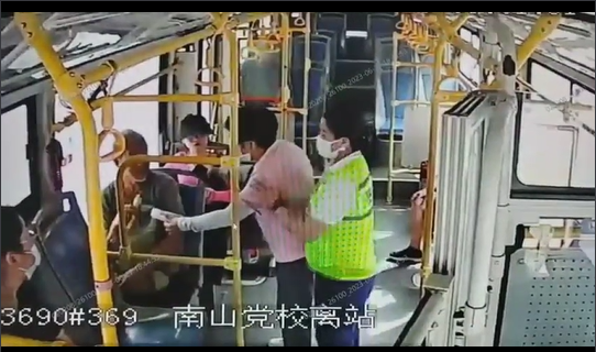 男子没钱返乡,乘务员乘客热心相助