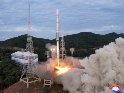 韩国打捞出疑似朝鲜侦察卫星残骸，此前已打捞出火箭残骸