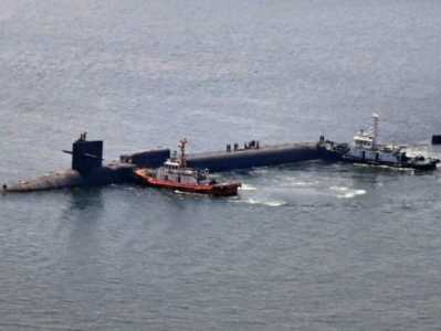 美国“俄亥俄”级核潜艇驶入韩国港口