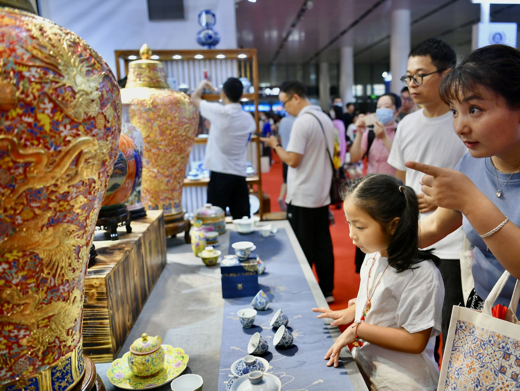 为“景德镇文旅”加把火！“国漫风”系列青花瓷走红
