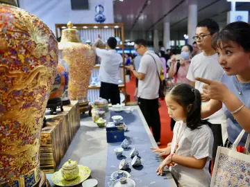 为“景德镇文旅”加把火！“国漫风”系列青花瓷走红