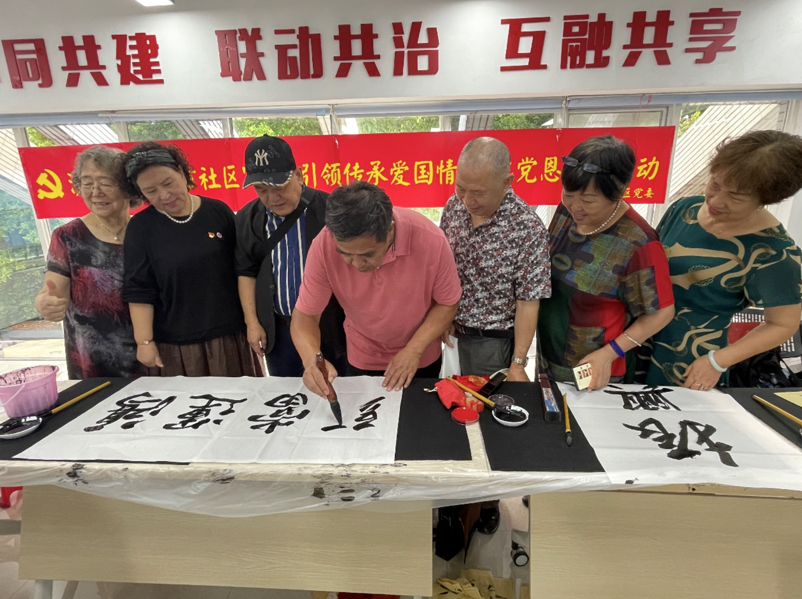 南山区东方社区举行“党建引领传承爱国情怀”忆党恩书画活动