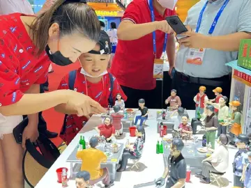 精巧文创特色产品赚足目光  深圳市民文博会上“赶大集”