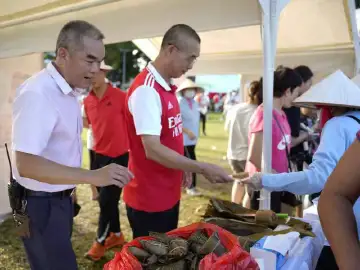 光明街道开展美食节活动 邀请越南归侨商家制作特色美食