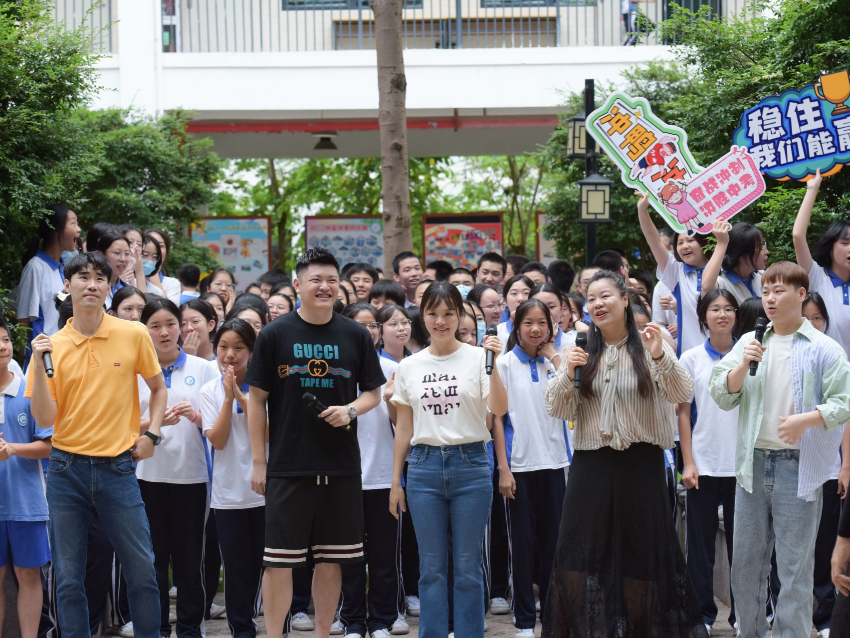 深圳市青年音乐家协会歌唱家走进宝安中学开展轻歌快闪活动