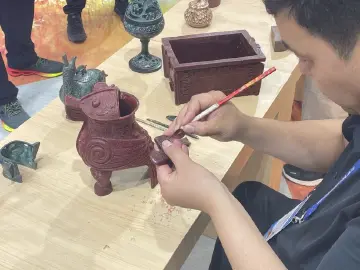 手工浇筑见证千年印记，在文博会领略青铜器铸造之美
