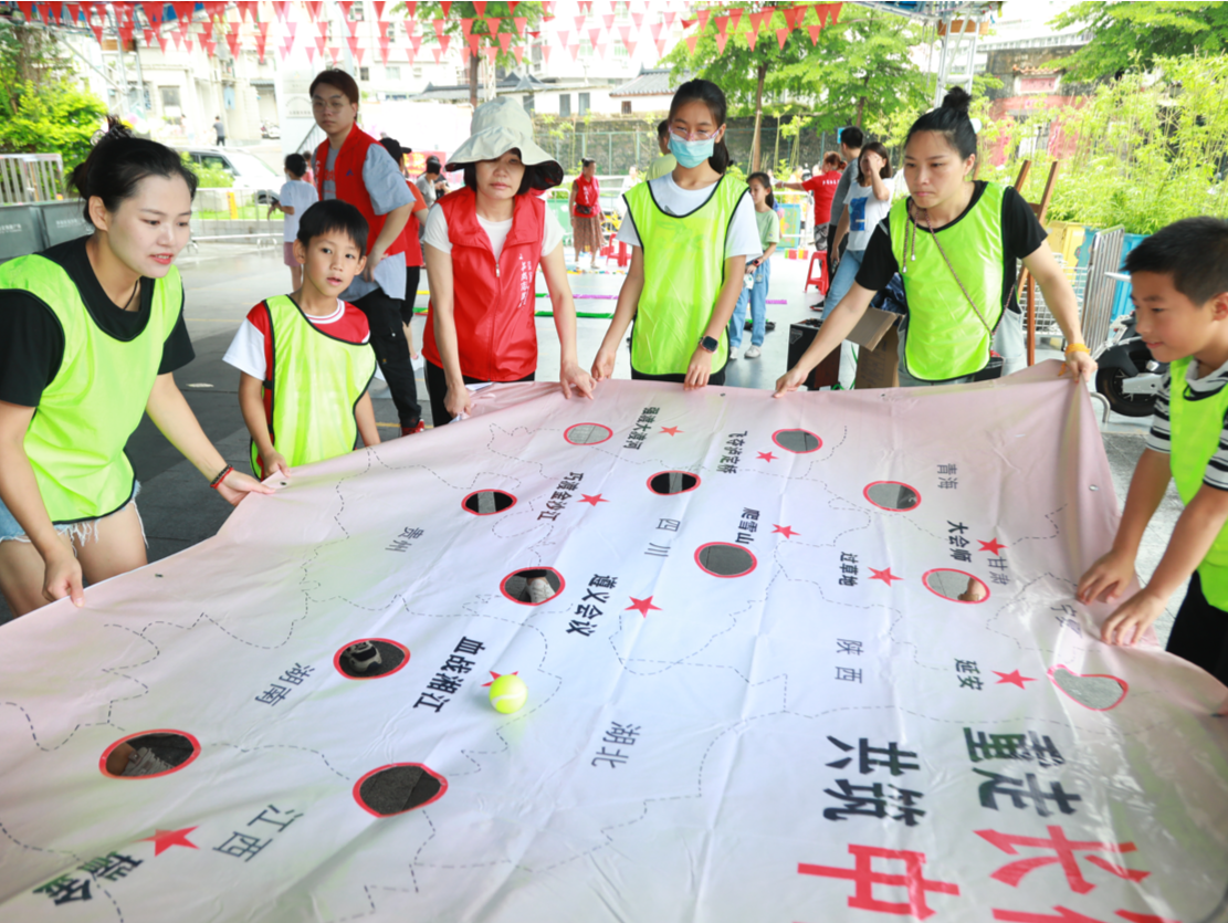 深圳市妇联“我们的节日”服务项目走进笋岗社区开展亲子闯关游戏