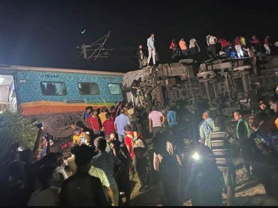 持续更新 | 印度列车脱轨相撞事故死亡人数升至233人