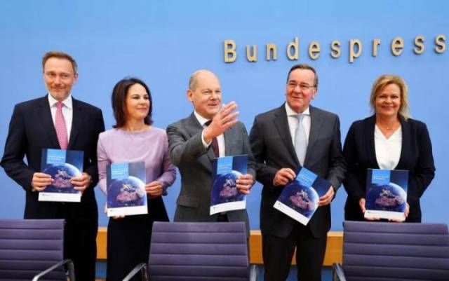 在当地时间14日的一次新闻发布会上，德国总理朔尔茨与其他四位官员展示了德国首份国家安全战略文件（图源：路透社）