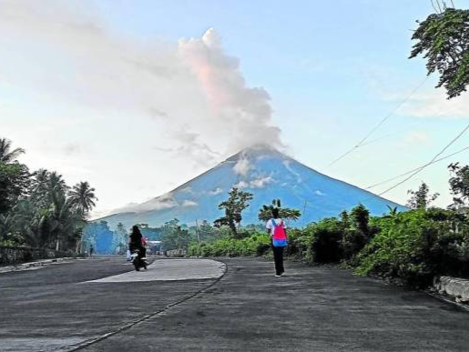 菲律宾马荣火山活动持续，仍缓慢喷出岩浆