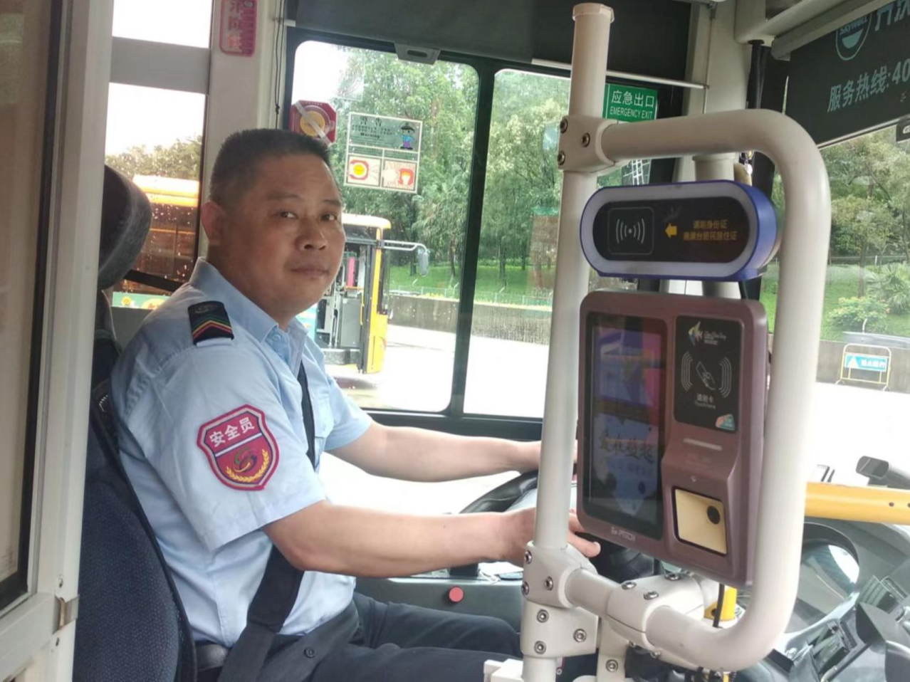 粗心乘客遗失手机，深圳一公交司机“完璧归赵”