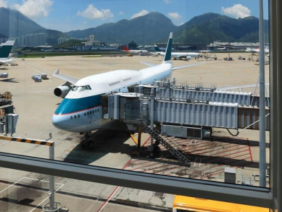 香港机场一客机疑轮胎故障中止起飞，11名乘客受伤