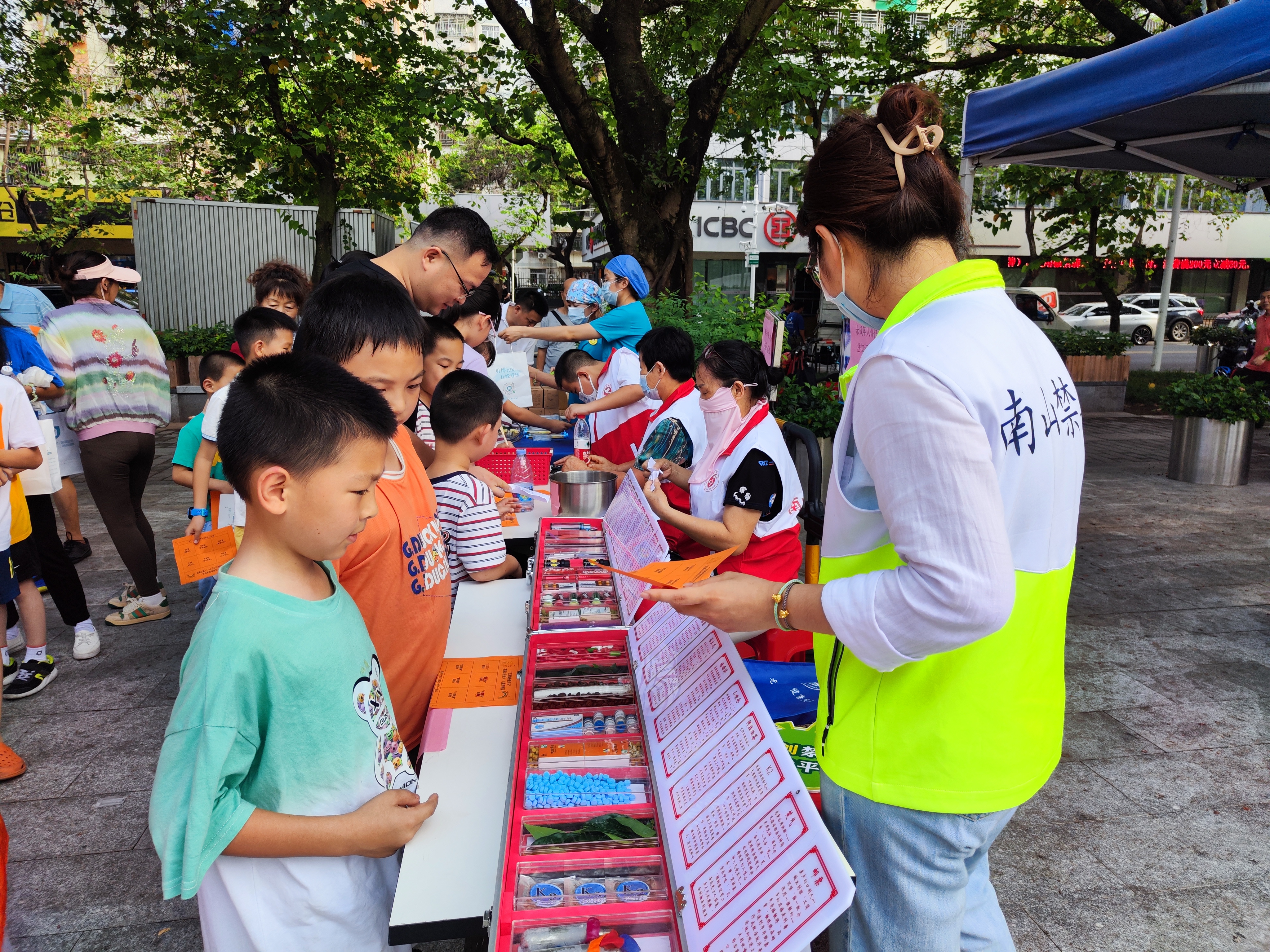 南山花果山社区举行“六一”儿童节游园活动