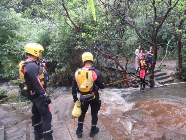 两名女子登山遇暴雨被困！深圳消防：近期多雷暴 登山需谨慎