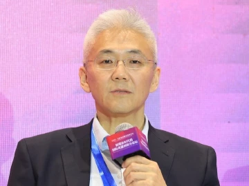 王镭：用中国人的理论、逻辑和理性与世界交流