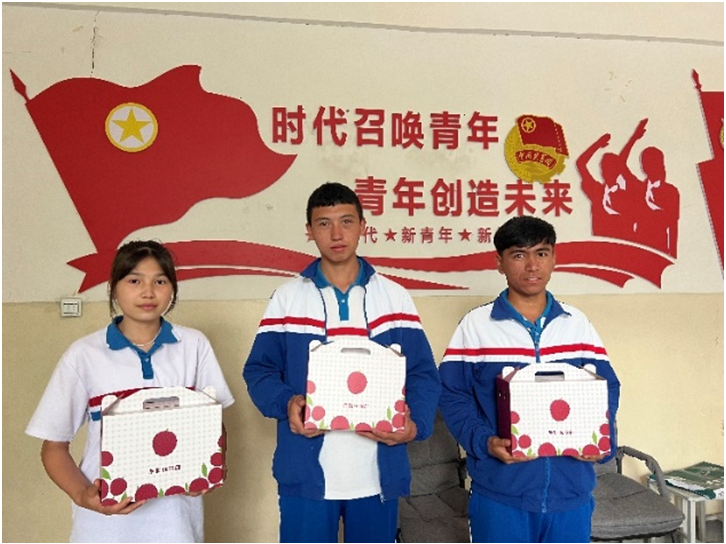 喀什孩子吃上了深大荔枝