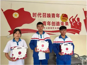 喀什孩子吃上了深大荔枝