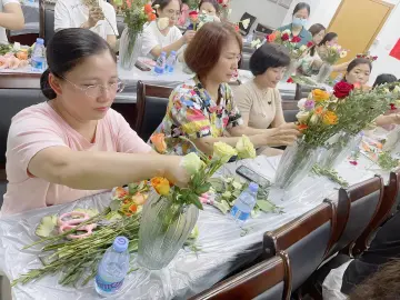 光明街道迳口社区开展“赏花之美，享心之悦”妇女插花活动