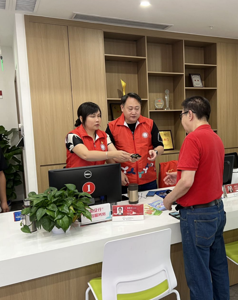 （重稿）“内地社区真係好嘢！”滨江社区多方帮助港籍居民找回遗失证件
