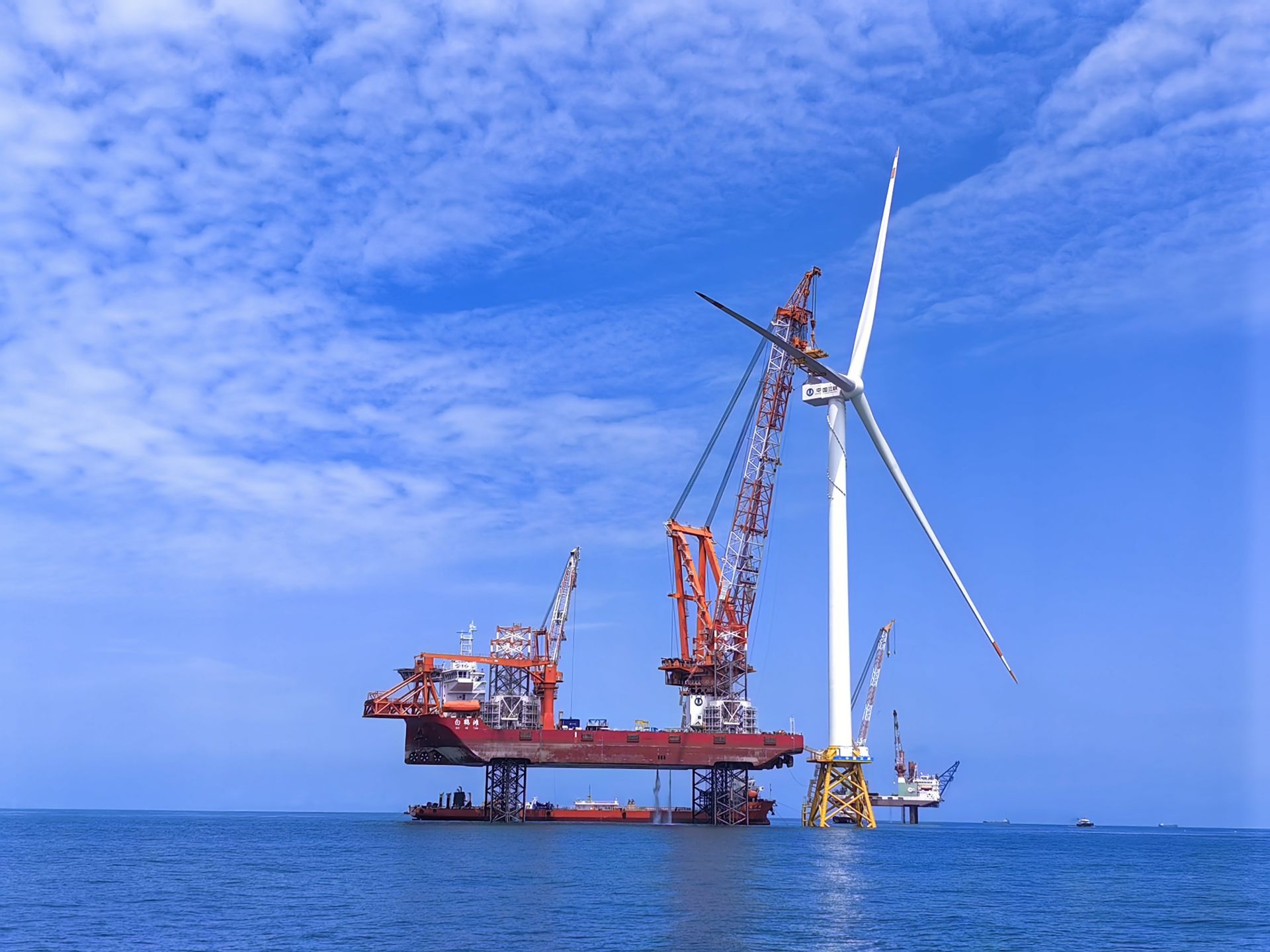 全球单机容量最大海上风电机组成功吊装