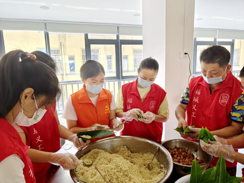 龙华区兴富社区送出1000余只端午香粽，带来浓浓幸福味