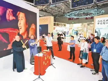 竹板一响 瞬间穿越到了天津卫 名流茶馆相声演员文博会演绎数来宝