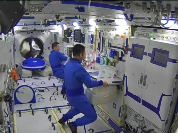 中国航天员乘组完成在轨交接，神十五航天员本周日返回地球