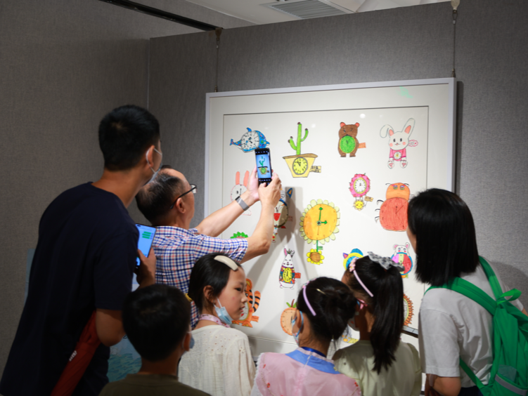 让孩子的创作“被看见”！这所学校把画展开进深圳中心书城