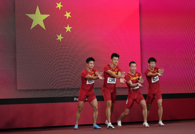 2021年8月6日，中国队队员苏炳添、谢震业、吴智强和汤星强（从左至右）在东京奥运会田径男子4×100米接力决赛中出场。 新华社记者 李一博 摄