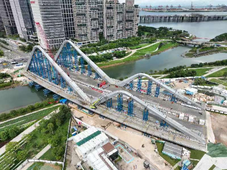 前海合作区临海桂湾河桥工程拱肋顺利合龙