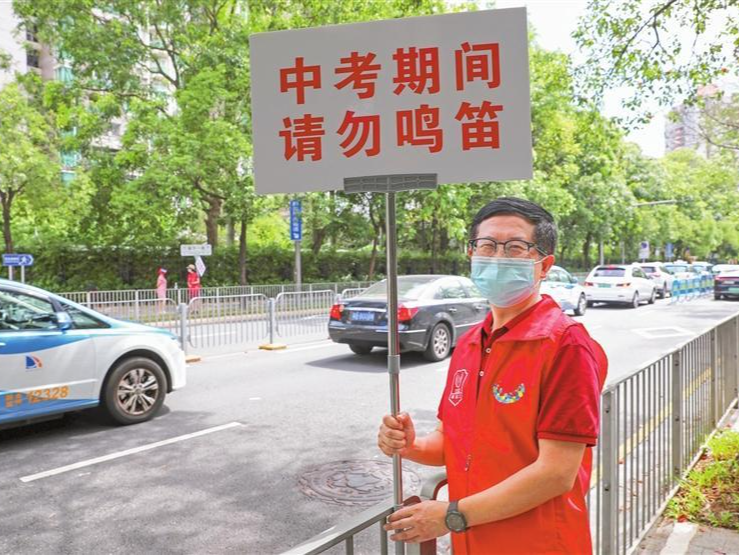 中考期间深圳交警开辟绿色保障通道 涉考车辆受阻可紧急借用公交车道