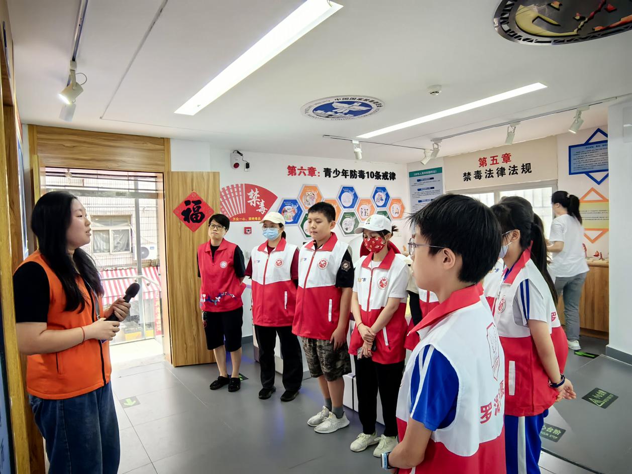 翠宁社区开展青少年志愿者参观禁毒基地活动