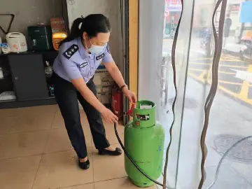 拧紧燃气“安全阀”——新湖街道红色小分格开展燃气安全专项排查行动