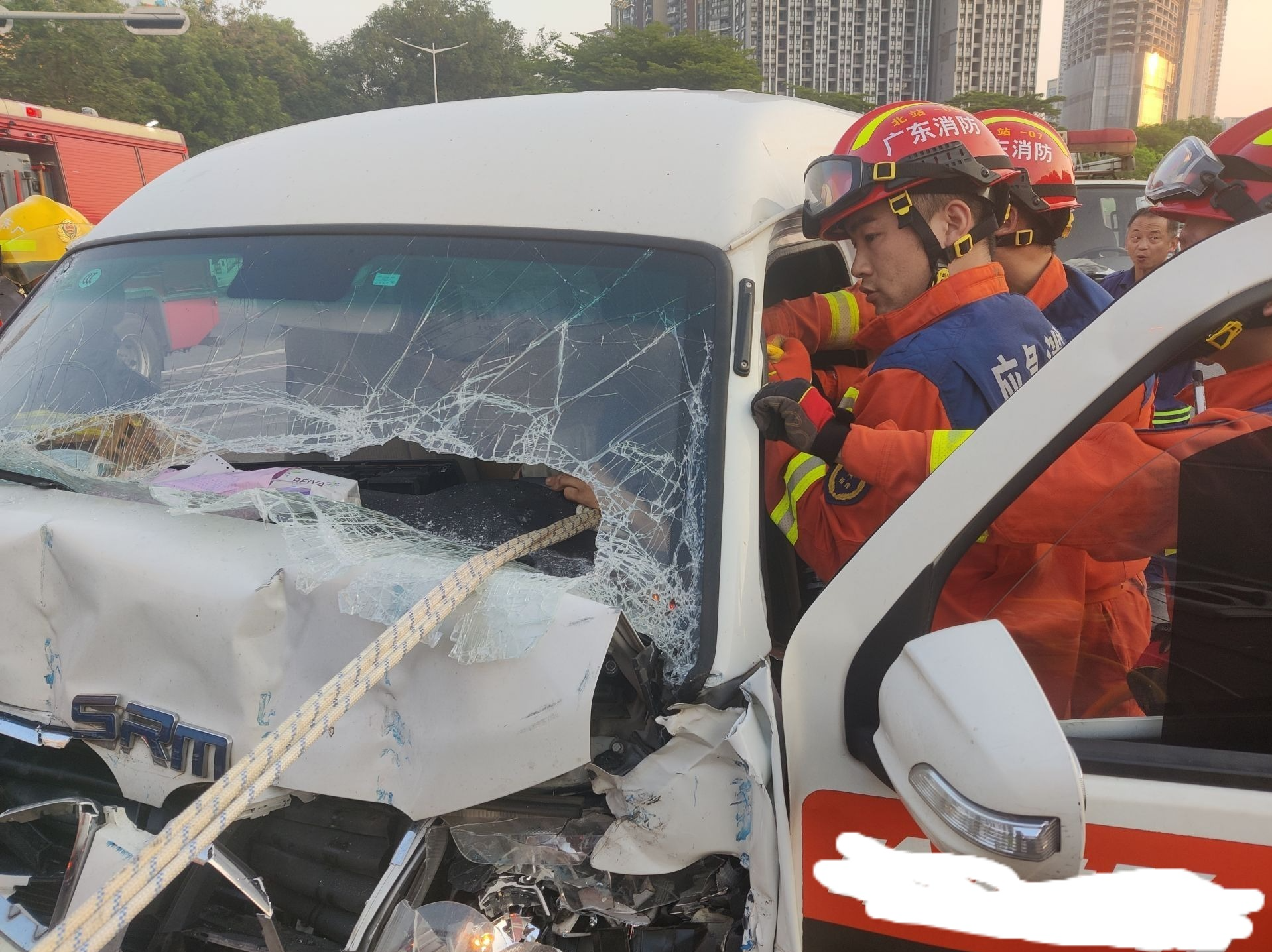 清晨两车追尾致驾驶员被困，深圳消防及时救援