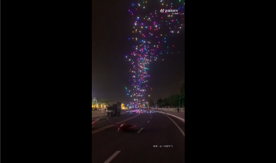 无人机降落瞬间宛如漫天繁星落下