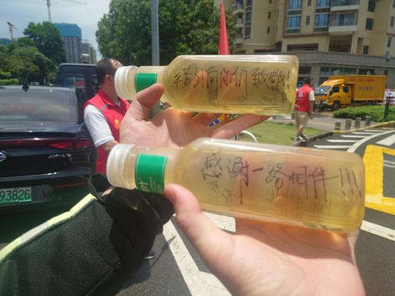 考生递上“爱心饮料”，感谢交警一路相伴