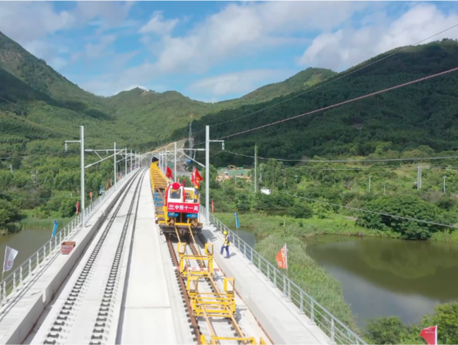 汕汕铁路全线开始铺轨 预计12月达到开通条件