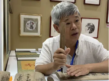 文博会场馆展示非遗作品制作过程，传播传统文化