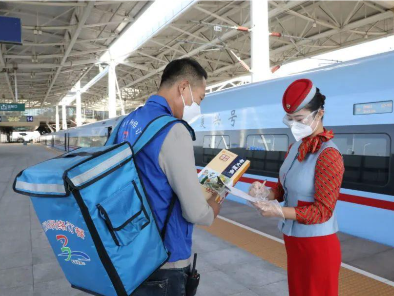 高铁外卖怎么点？又是如何送到车上的？一文详解→