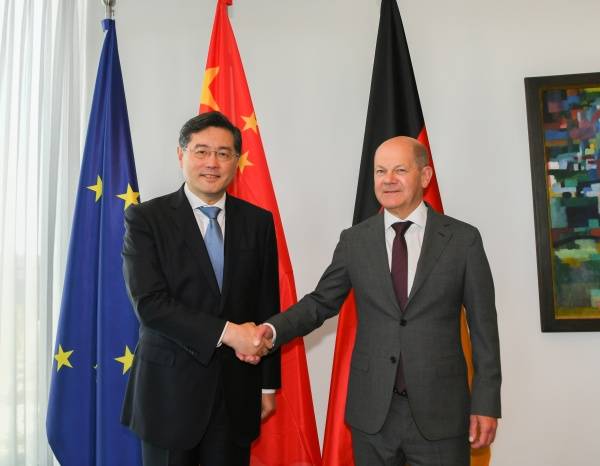 当地时间2023年5月10日，德国总理朔尔茨在柏林会见国务委员兼外长秦刚。（图源：外交部网站）