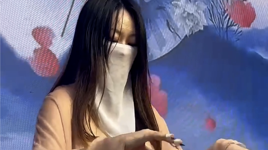“新国潮”来文博会啦！汉服小姐姐现身深圳报业集团展馆
