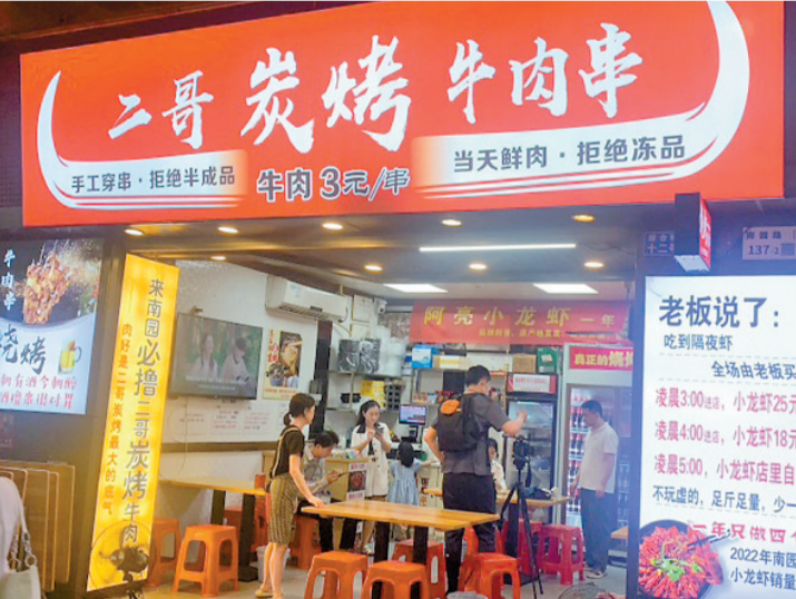 收到工资后，阿姨为何拿出500元塞给老板？