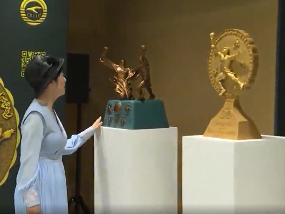 黄剑足球艺术作品助力国际邀请赛