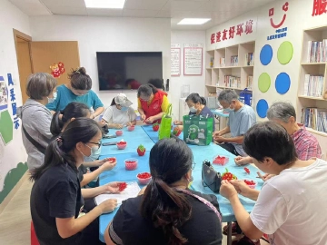 红荔社区举办长者手工串珠活动