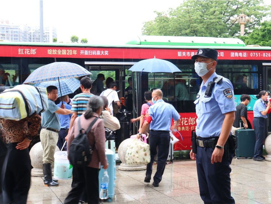 暴雨致列车停摆，广州铁警全力护航旅客转运