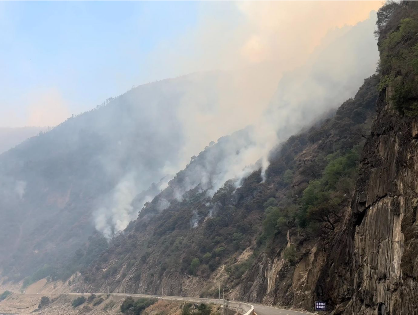 四川雅江森林火灾三线已无明火 过火面积约46公顷