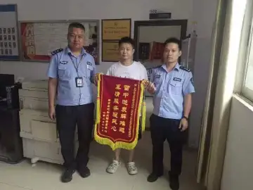 凤凰街道网格员及时送高烧幼童就医获赠锦旗